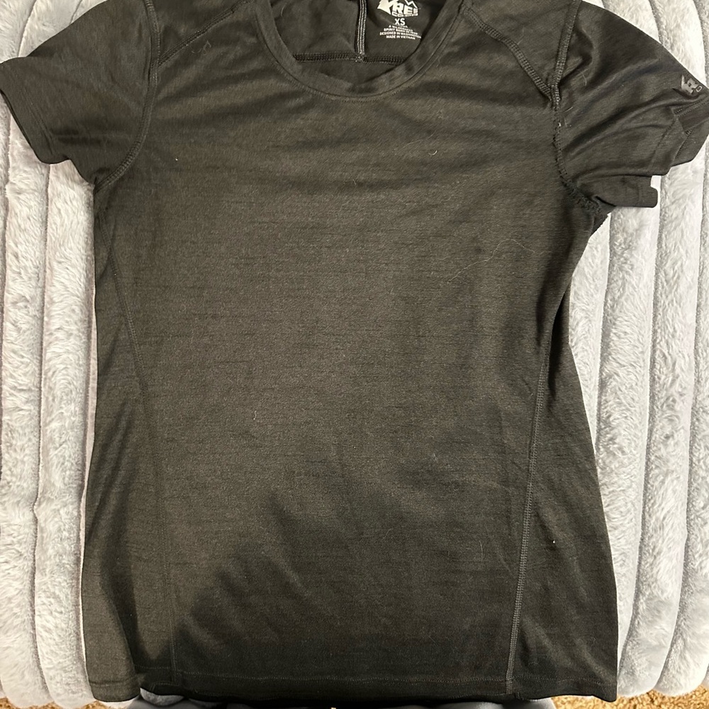 🌺🌸🌼BOGO REI Gray Fitted Short Sleeve Tee